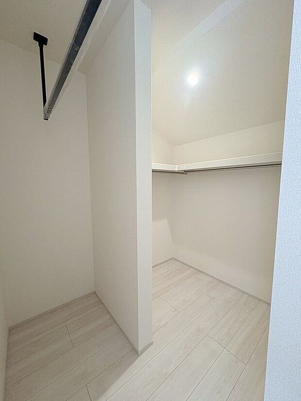 豊富な収納スペースもこの物件の特長の一つ。各所に収納が完備されており、生活をスッキリと整えることができます。