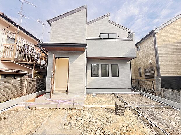 周辺の街並みの中で適度な主張、生活に溶け込むシンプルなデザインの外観が魅力の一戸建です。 