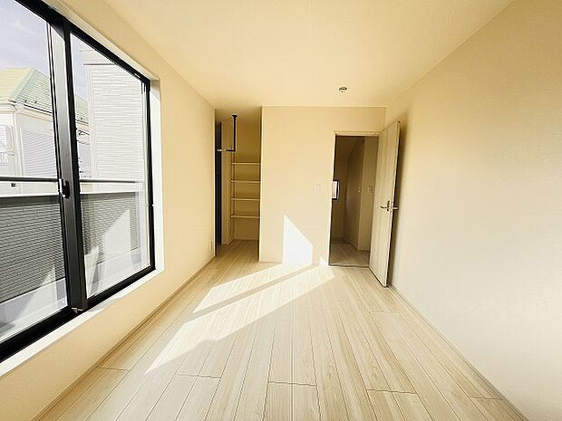 洋室はモダンなデザインと機能性を備え、快適な生活空間に。明るい窓から差し込む自然光が広々とした空間をさらに明るく開放的に感じさせます。  