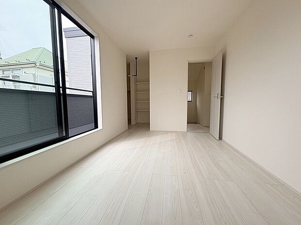 洋室はモダンなデザインと機能性を備え、快適な生活空間に。明るい窓から差し込む自然光が広々とした空間をさらに明るく開放的に感じさせます。