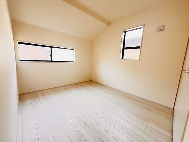 勾配天井の2階のお部屋。この勾配の角度がお洒落な雰囲気を感じさせてくれます。 