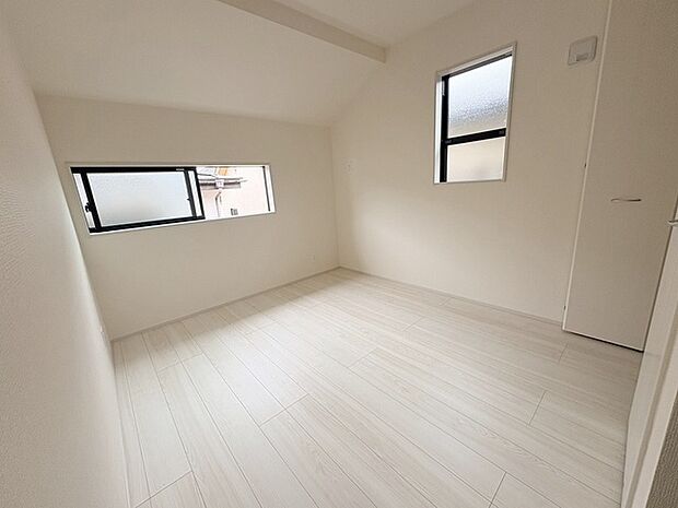 スタイリッシュなデザインと快適な居住性を兼ね備えた洋室。広々とした空間は、自分らしいインテリアを楽しむことができるほか、リラックスした時間を過ごすことができそうです。