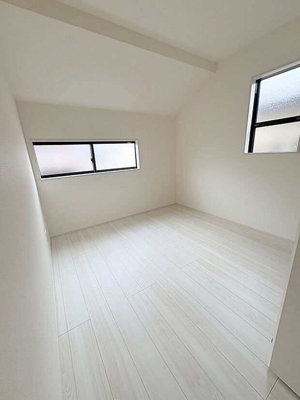 勾配天井の2階のお部屋。この勾配の角度がお洒落な雰囲気を感じさせてくれます。