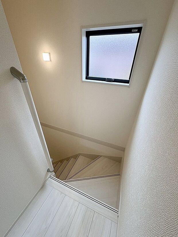 実際に室内をご見学頂くと生活のイメージが広がると思います。家具を置いたイメージや窓からの景色など。周辺で販売に出している物件も一緒にまとめてご見学頂き、比較する事もできます。