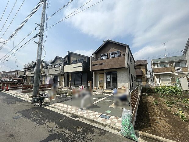 周辺の街並みの中で適度な主張、生活に溶け込むシンプルなデザインの外観が魅力の一戸建です。