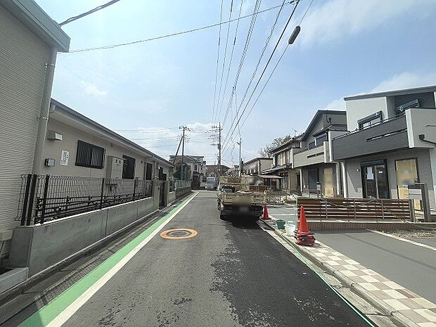 安心して暮らすことのできる住宅街。　住宅地の道路は一般に交通量が少なく車などの騒音が少ないため、住民にとって静かな生活環境が提供されます。 
