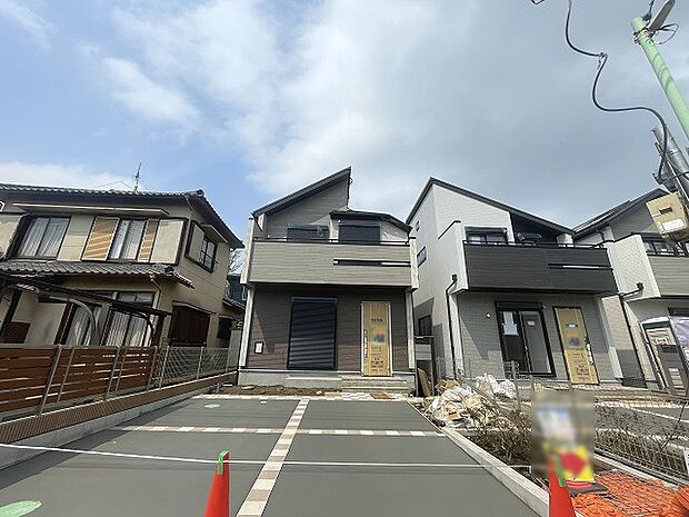 周辺の街並みの中で適度な主張、生活に溶け込むシンプルなデザインの外観が魅力の一戸建です。