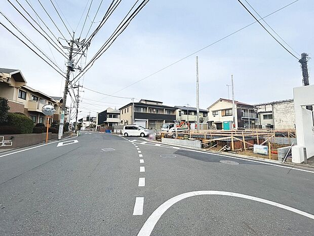 安心して暮らすことのできる住宅街。　住宅地の道路は一般に交通量が少なく車などの騒音が少ないため、住民にとって静かな生活環境が提供されます。 
