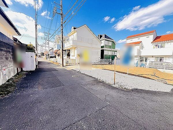 安心して暮らすことのできる住宅街。　住宅地の道路は一般に交通量が少なく車などの騒音が少ないため、住民にとって静かな生活環境が提供されます。