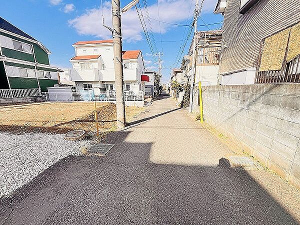 安心して暮らすことのできる住宅街。　住宅地の道路は一般に交通量が少なく車などの騒音が少ないため、住民にとって静かな生活環境が提供されます。
