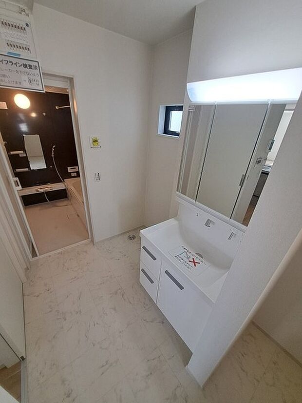 三面鏡に洗面台。 コンセントに照明機能、多機能性を備えた設備です。