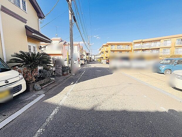 安心して暮らすことのできる住宅街。　住宅地の道路は一般に交通量が少なく車などの騒音が少ないため、住民にとって静かな生活環境が提供されます。 