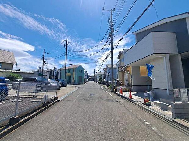 周辺は住宅が建ち並ぶ閑静な住宅街です。