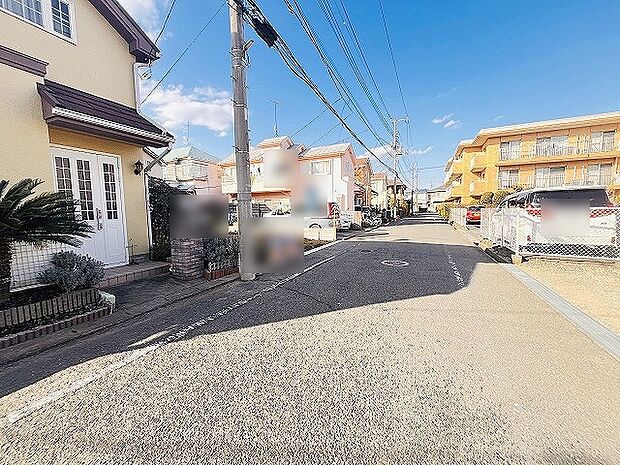 安心して暮らすことのできる住宅街。　住宅地の道路は一般に交通量が少なく車などの騒音が少ないため、住民にとって静かな生活環境が提供されます。 