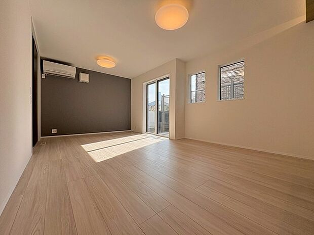 家族が一番集まる場所だから広々としつつも素敵な空間であって欲しい。みんながくつろぐリビングからキッチンまでが一つの空間のように繋がる間取り。 