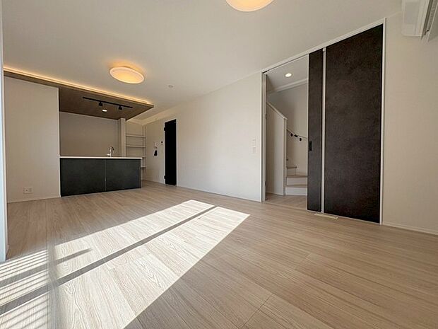 家族が食事するダイニングスペースをキッチンから見渡せる設計に。お料理をしながら家族とのコミュニケーションが増えそうな予感。 