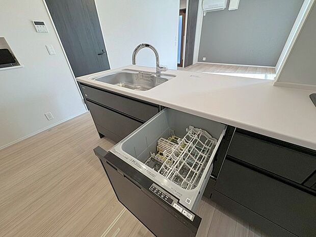 毎日の家事をサポートしてくれる食洗器も標準に装備。ちょっと嬉しい設備です 