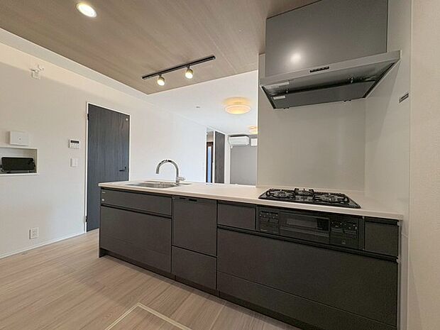 お料理をしながらリビングの家族やゲストとの会話が楽しめるカウンタータイプのキッチン。毎日のお料理を楽しく快適に。 