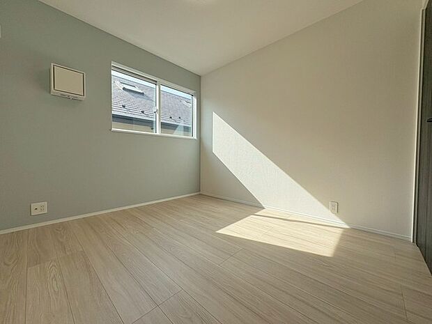 洋室はモダンなデザインと機能性を備え、快適な生活空間に。明るい窓から差し込む自然光が広々とした空間をさらに明るく開放的に感じさせます。  