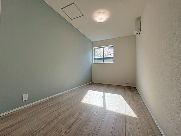 スマートなデザインと賢い収納が生活を快適にします。広々とした雰囲気を演出する工夫が施され、生活空間の魅力を引き出します。  