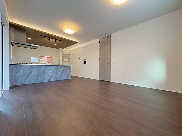 カウンターキッチンならではの開放的な見通し、全体が見渡せることでご家族の団欒スペースもより明るく笑顔が溢れる空間となります。 