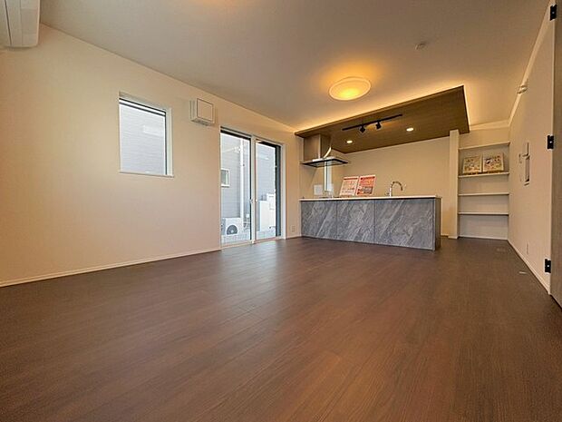 家族が一番集まる場所だから広々としつつも素敵な空間であって欲しい。みんながくつろぐリビングからキッチンまでが一つの空間のように繋がる間取り。 