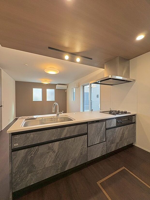 お料理をしながらリビングの家族やゲストとの会話が楽しめるカウンタータイプのキッチン。毎日のお料理を楽しく快適に。