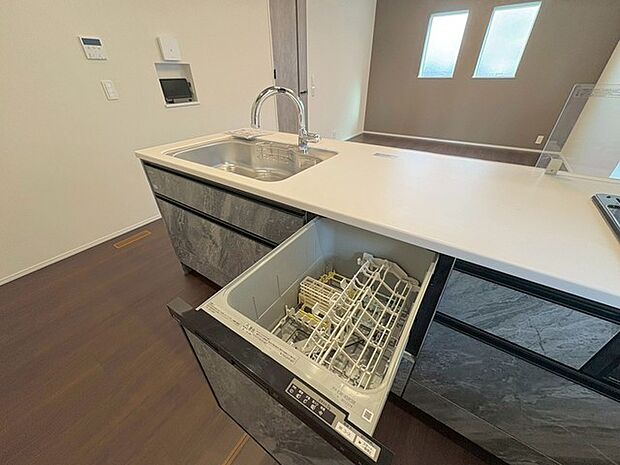 毎日の家事をサポートしてくれる食洗器も標準に装備。ちょっと嬉しい設備です