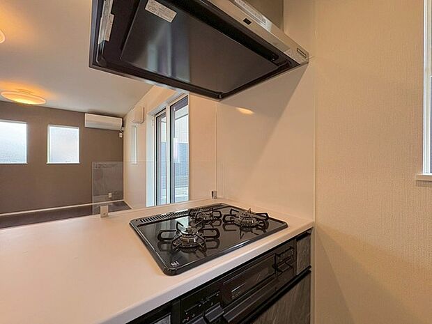 カウンターキッチンは、キッチン側とリビング側に分かれてお店間隔でのお食事も可能！！ お休みの日には、いろいろな楽しみ方を家族みんなでお楽しみください 