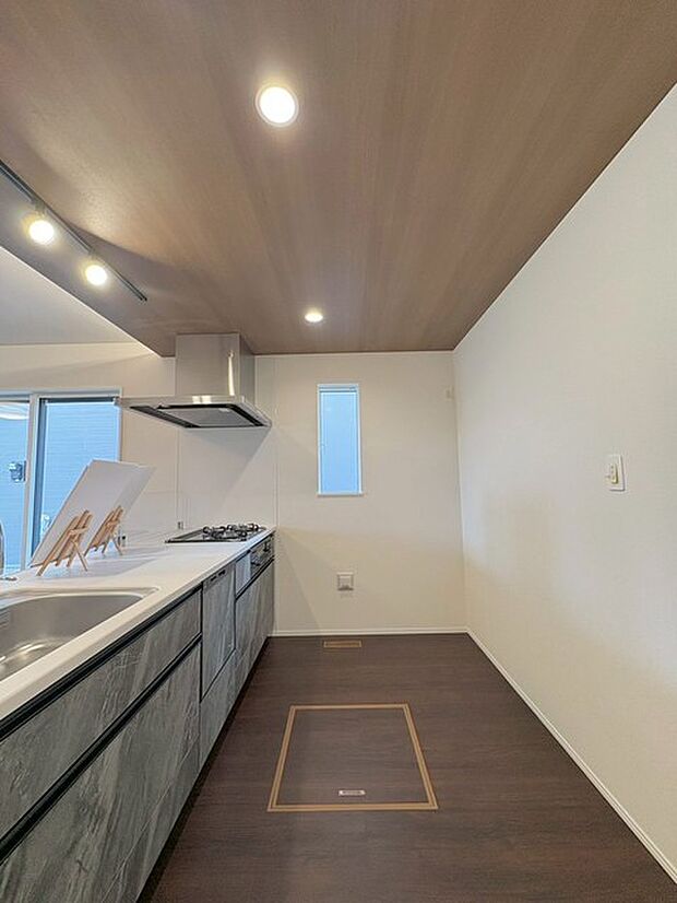 キッチンコンロスペースの近くには、空気の入れ替えが可能な開口部を設置!! お料理をする際には、換気扇を回しながら匂いが籠らない様に開放してお料理もお楽しみ頂けます。