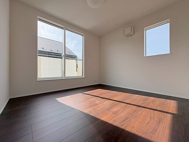 洋室はモダンなデザインと機能性を備え、快適な生活空間に。明るい窓から差し込む自然光が広々とした空間をさらに明るく開放的に感じさせます。