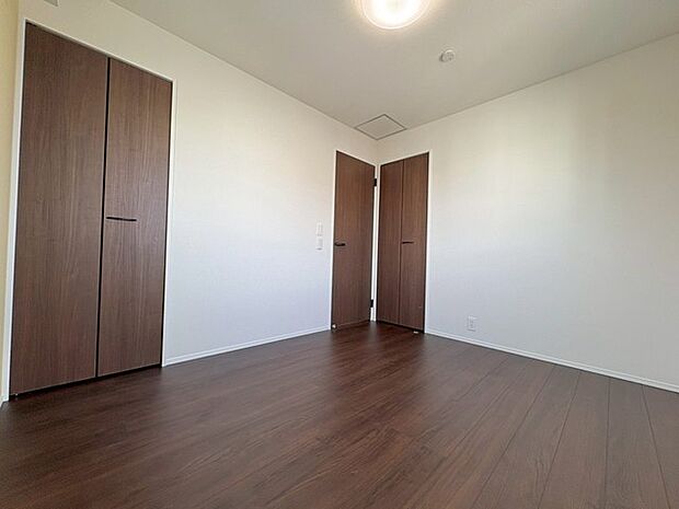 洋室はモダンなデザインと機能性を備え、快適な生活空間に。明るい窓から差し込む自然光が広々とした空間をさらに明るく開放的に感じさせます。  