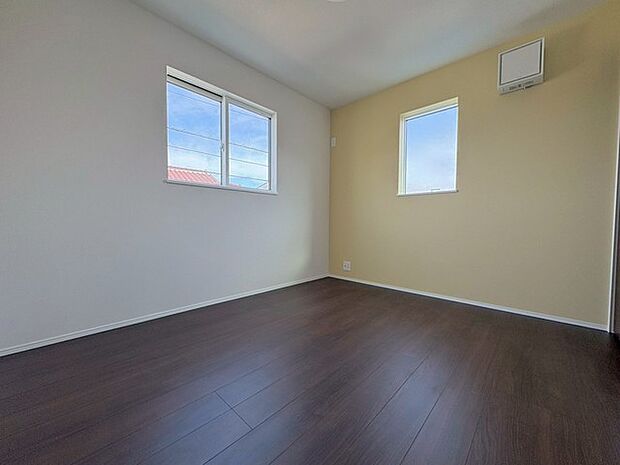 スマートなデザインと賢い収納が生活を快適にします。広々とした雰囲気を演出する工夫が施され、生活空間の魅力を引き出します。