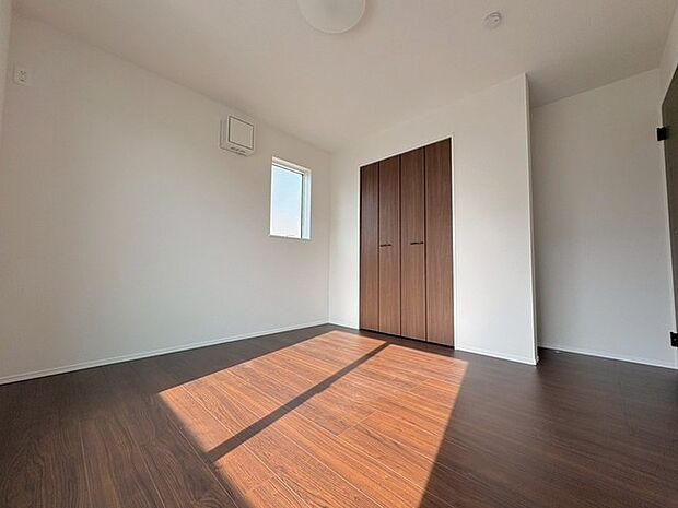 スタイリッシュなデザインと快適な居住性を兼ね備えた洋室。広々とした空間は、自分らしいインテリアを楽しむことができるほか、リラックスした時間を過ごすことができそうです。 