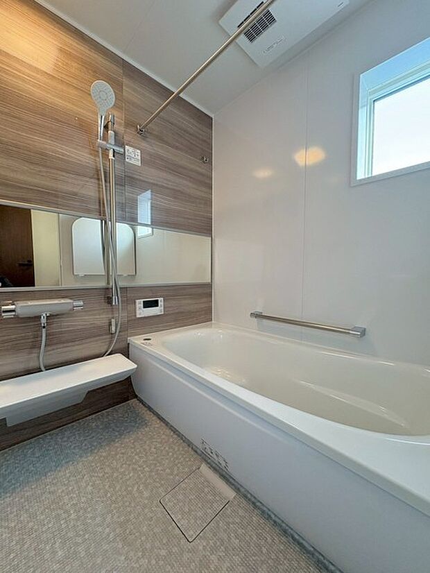 一日の疲れを癒してくれるゆったりとしたバスルームです。 