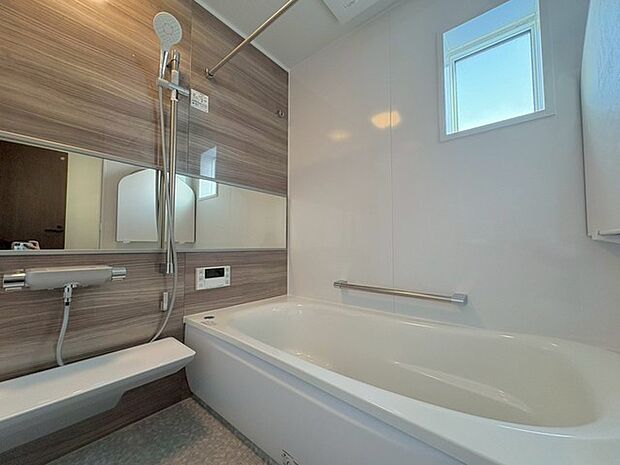 一日の疲れを癒してくれるゆったりとしたバスルームです。