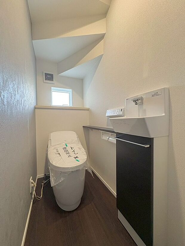 階段下を有効活用したトイレスペース。 便座はもちろんウォシュレット。  