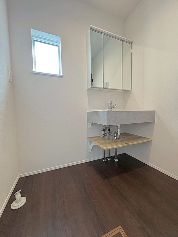 オープンな収納は湿気がたまらず、お掃除もしやすいのが特徴です。