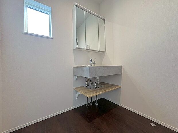 使いやすいタイプの洗面化粧台のあるランドリースペース 