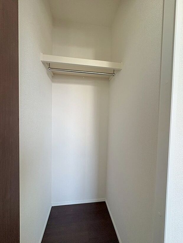 豊富な収納スペースもこの物件の特長の一つ。各所に収納が完備されており、生活をスッキリと整えることができます。 