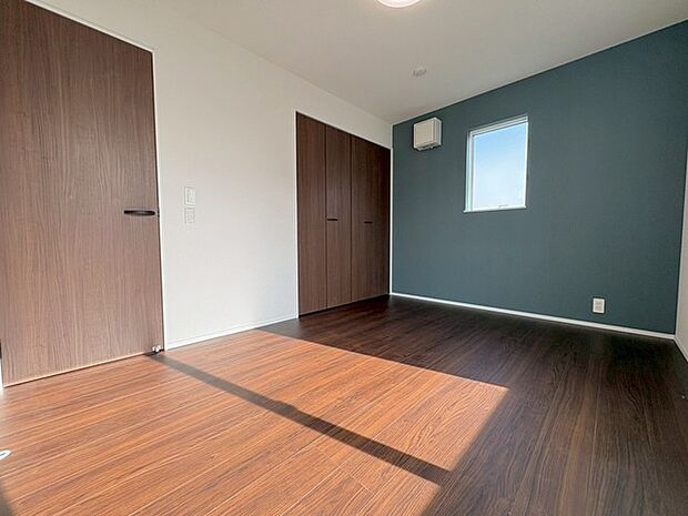 スタイリッシュなデザインと快適な居住性を兼ね備えた洋室。広々とした空間は、自分らしいインテリアを楽しむことができるほか、リラックスした時間を過ごすことができそうです。