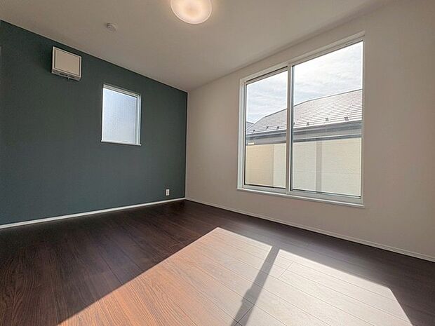 実際に室内をご見学頂くと生活のイメージが広がると思います。家具を置いたイメージや窓からの景色など。周辺で販売に出している物件も一緒にまとめてご見学頂き、比較する事もできます。