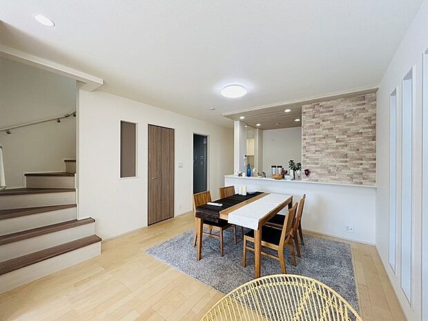 家族が食事するダイニングスペースをキッチンから見渡せる設計に。お料理をしながら家族とのコミュニケーションが増えそうな予感。 