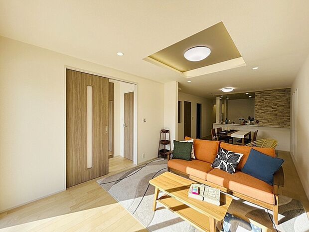 家族が一番集まる場所だから広々としつつも素敵な空間であって欲しい。みんながくつろぐリビングからキッチンまでが一つの空間のように繋がる間取り。