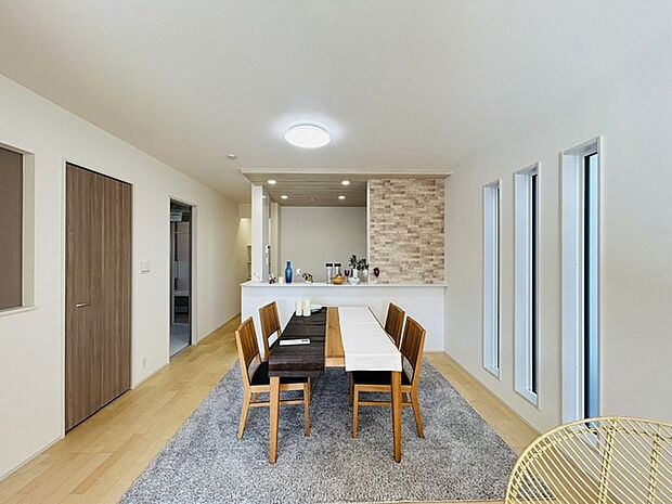 家族の集まるリビングは気持ちの良い自然光が差し込む団欒空間。室内のご見学予約も随時、受付中ですのでお気軽にお問合せください。