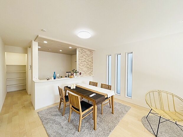 家族が食事するダイニングスペースをキッチンから見渡せる設計に。お料理をしながら家族とのコミュニケーションが増えそうな予感。