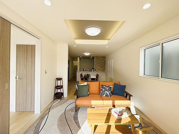 家族の集まるリビングは気持ちの良い自然光が差し込む団欒空間。室内のご見学予約も随時、受付中ですのでお気軽にお問合せください。