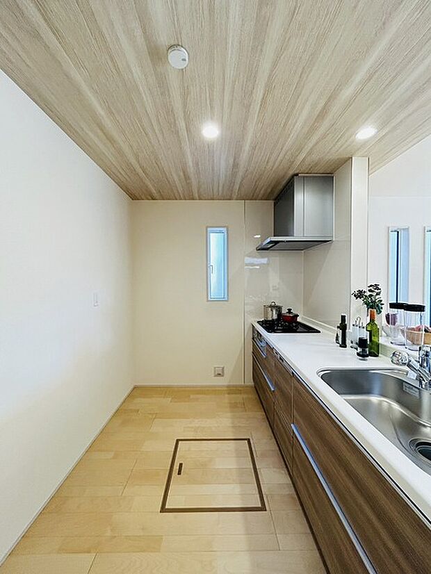 キッチンコンロスペースの近くには、空気の入れ替えが可能な開口部を設置!! お料理をする際には、換気扇を回しながら匂いが籠らない様に開放してお料理もお楽しみ頂けます。