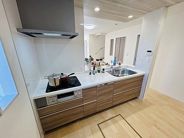 お料理をしながらリビングの家族やゲストとの会話が楽しめるカウンタータイプのキッチン。毎日のお料理を楽しく快適に。