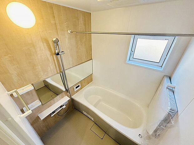 浴室乾燥機の他にも開口部のある浴室スペース。 お風呂上がりの湿気も、窓を開けておくことで改善可能。 お湯につかりながら、ちょっとした露天気分？ 